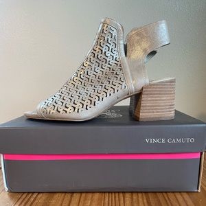 Vince Camuto Sternat Sandy Silver Sparkling Suede Shooties Size 9